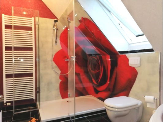 4-teilige Glas-Duschrückwand mit Rosenmotiv in 3 D Effekt duche die besondere Dachgeschoßecke
